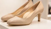 Zwei High Heels mit gepolsterter Innensohle und moderatem Absatz auf einer Schuhablage