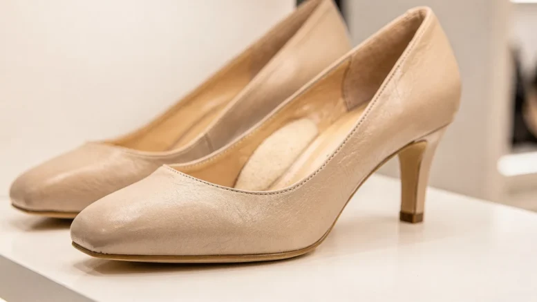 Zwei High Heels mit gepolsterter Innensohle und moderatem Absatz auf einer Schuhablage